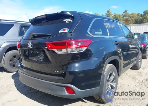 2018 Toyota Highlander Le Plus z USA, uszkodzony, nr VIN 5TDBZRFH7JS497059
